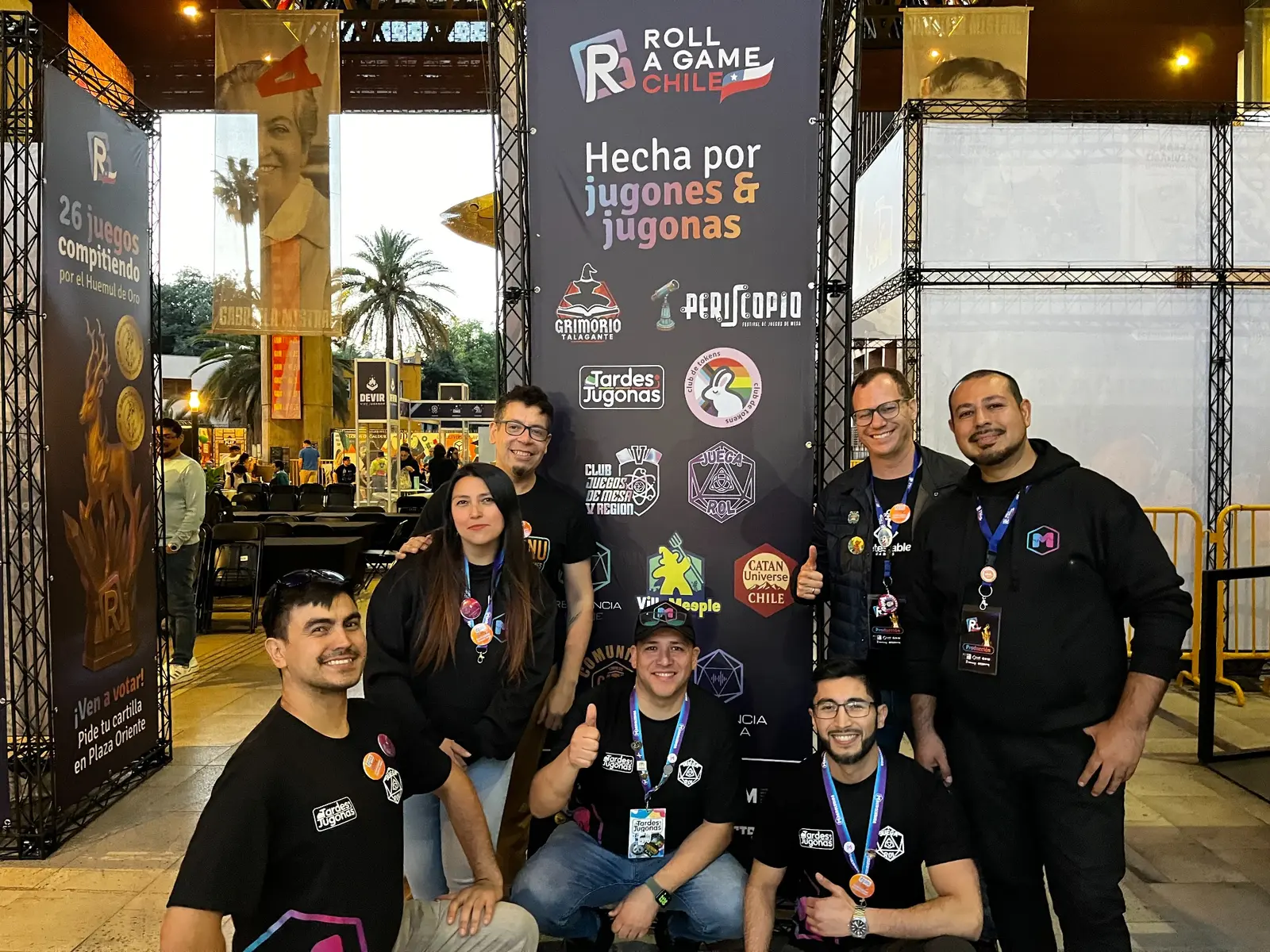 Martín junto a un equipo organizador en un evento lúdico