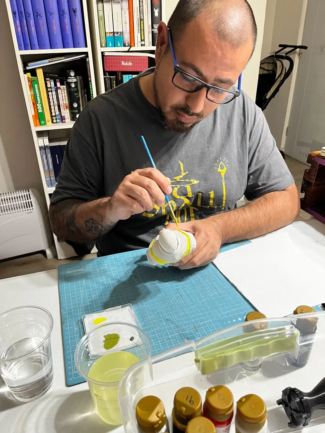 Martín pintando una miniatura en su espacio de trabajo