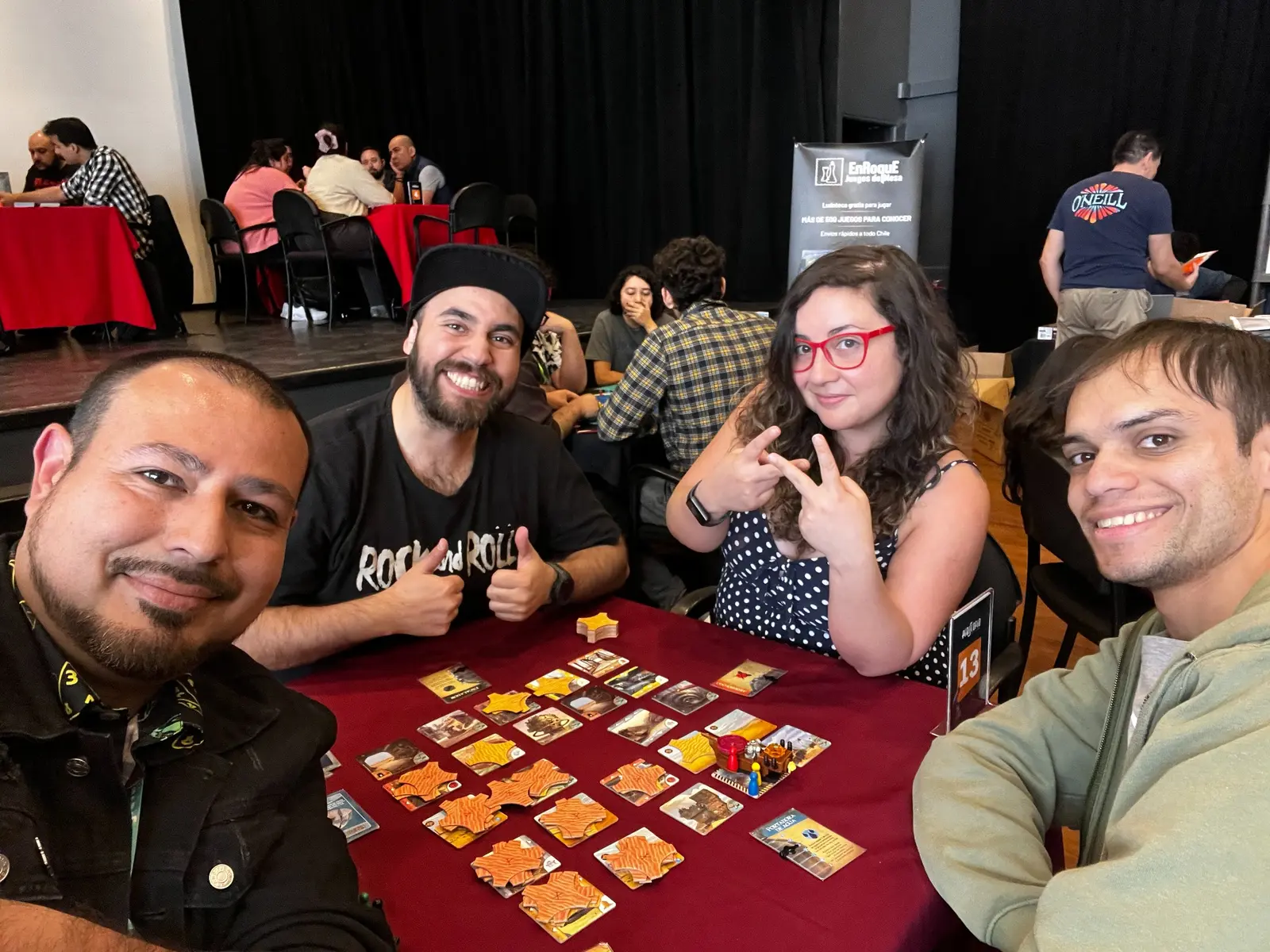 Participantes compartiendo un juego de mesa durante un evento