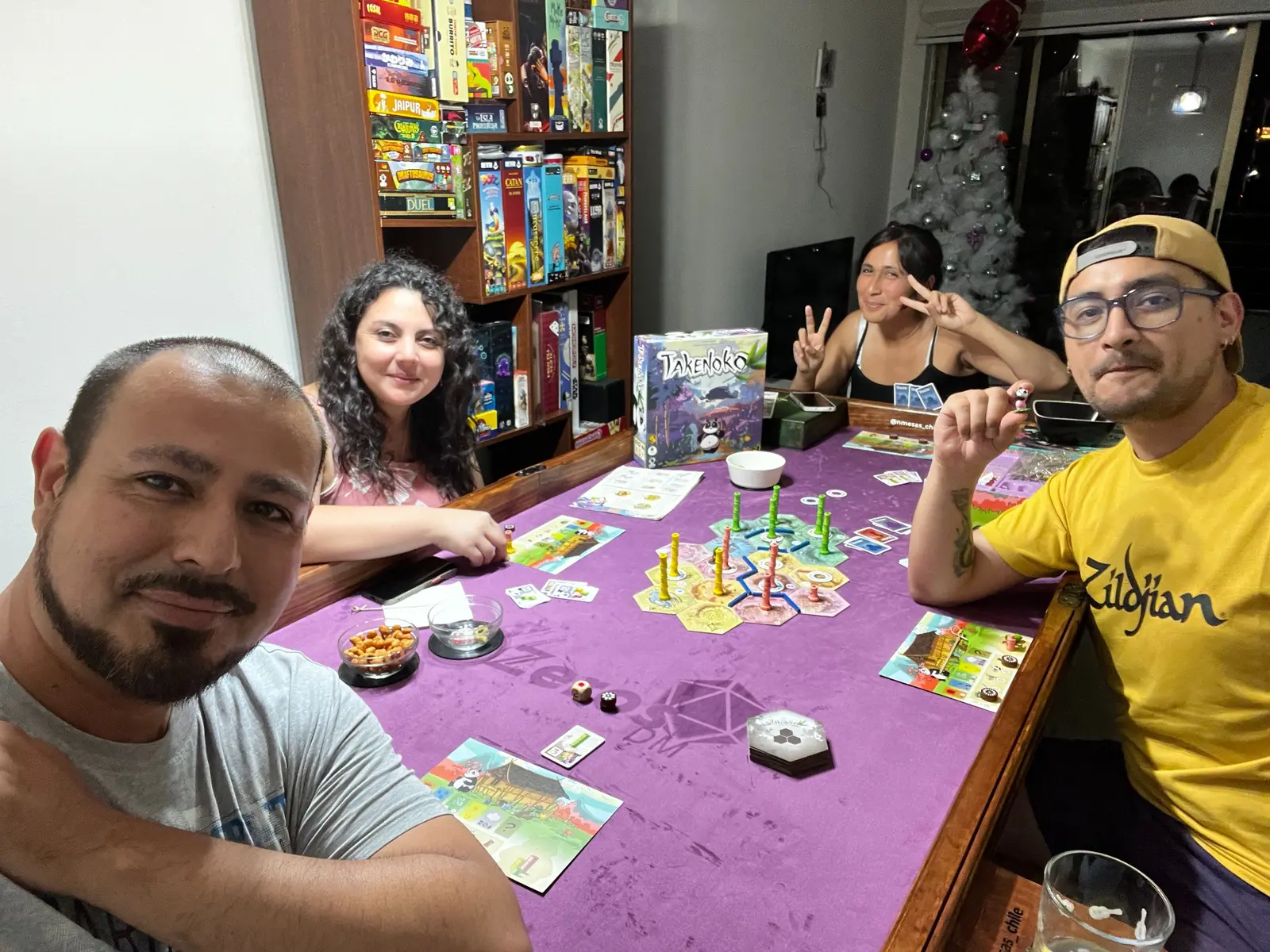 Partida de juego de mesa compartida entre amigos