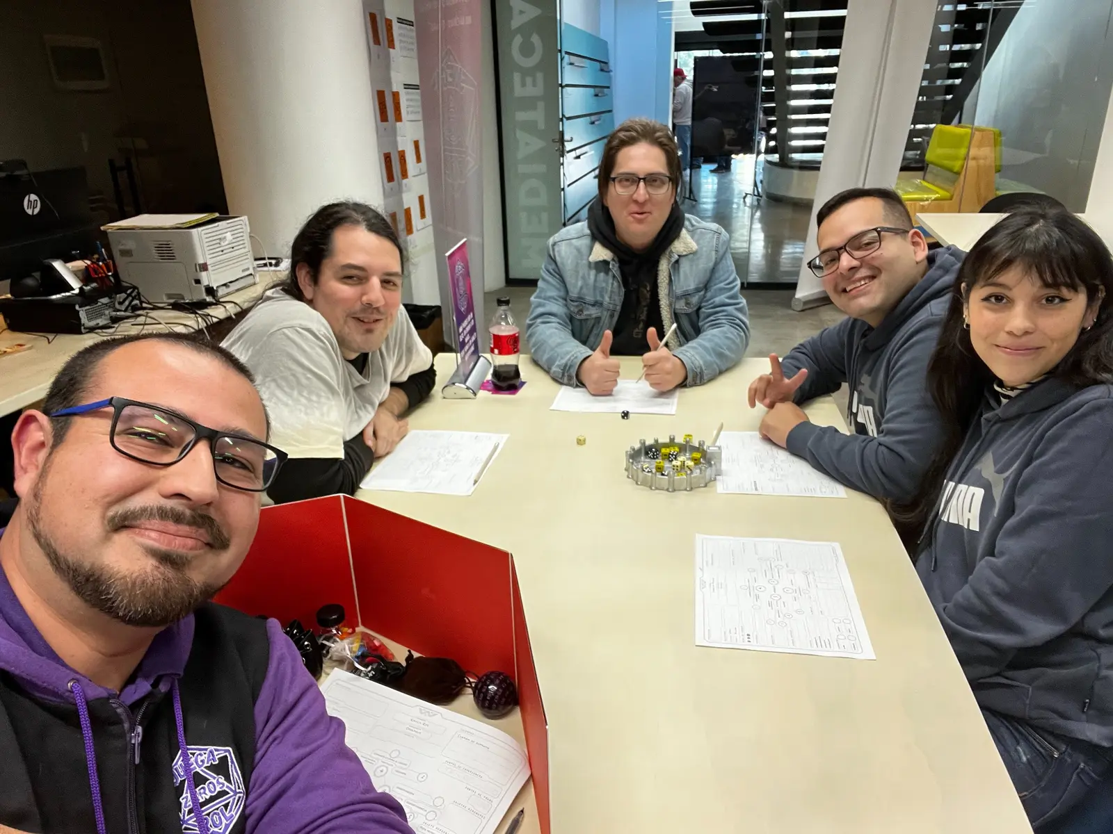 Grupo reunido alrededor de una mesa de juego