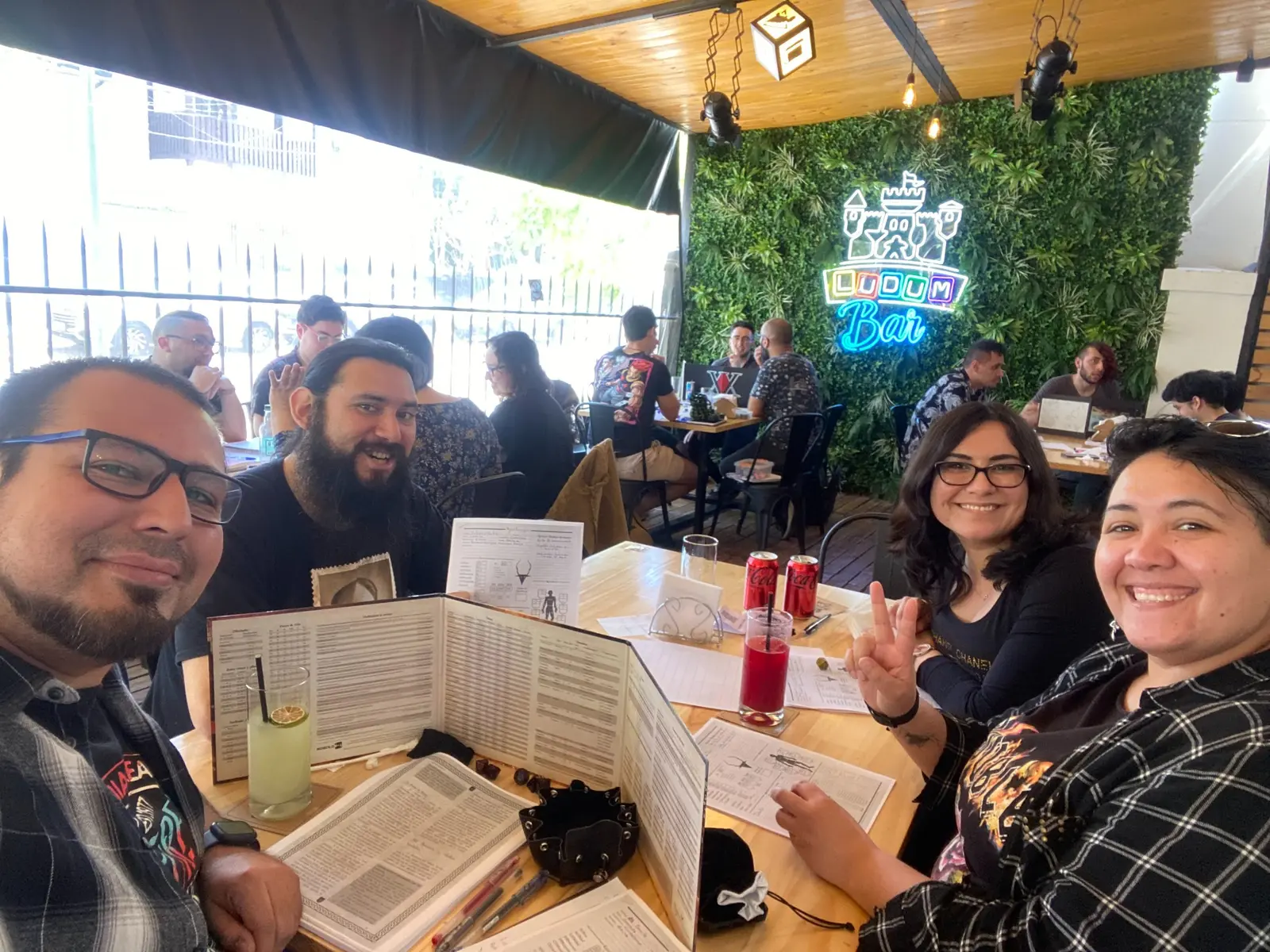 Martín junto a un grupo reunido para jugar rol